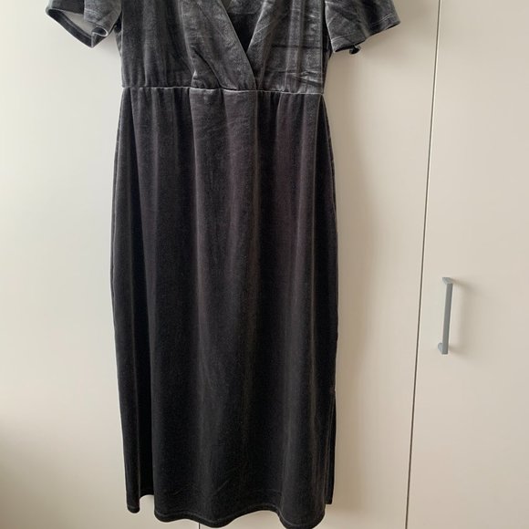 NWOT! Short Sleeve Wrap maternity dress - Picture 6 of 6